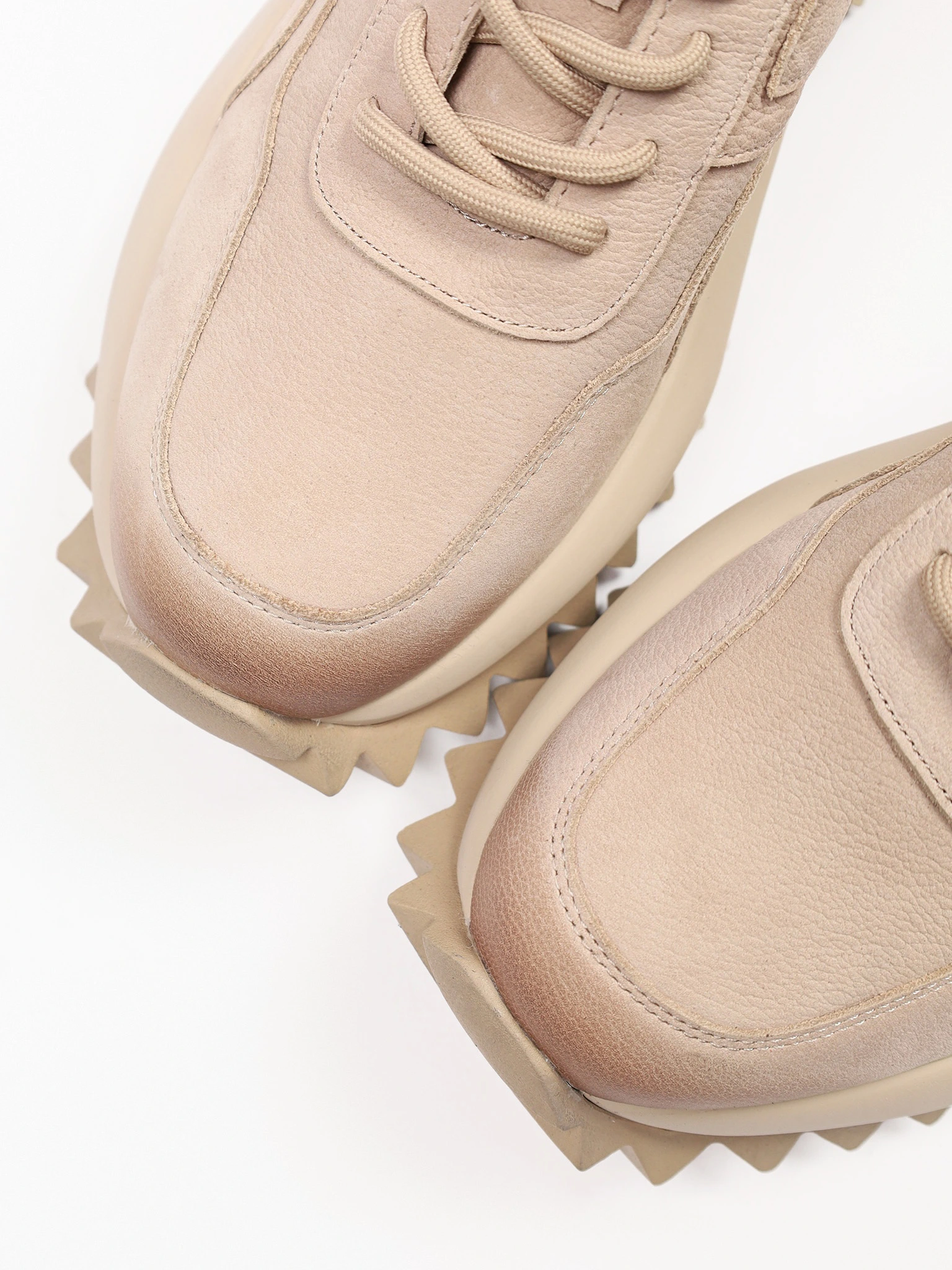 Кроссовки бежевого цвета на объемной рельефной подошве